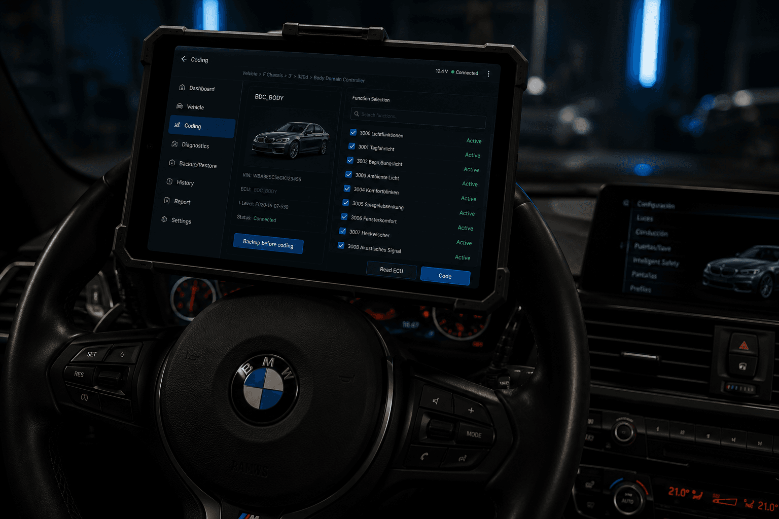 Tablet de codificación BMW montada en el volante con pantalla de configuración